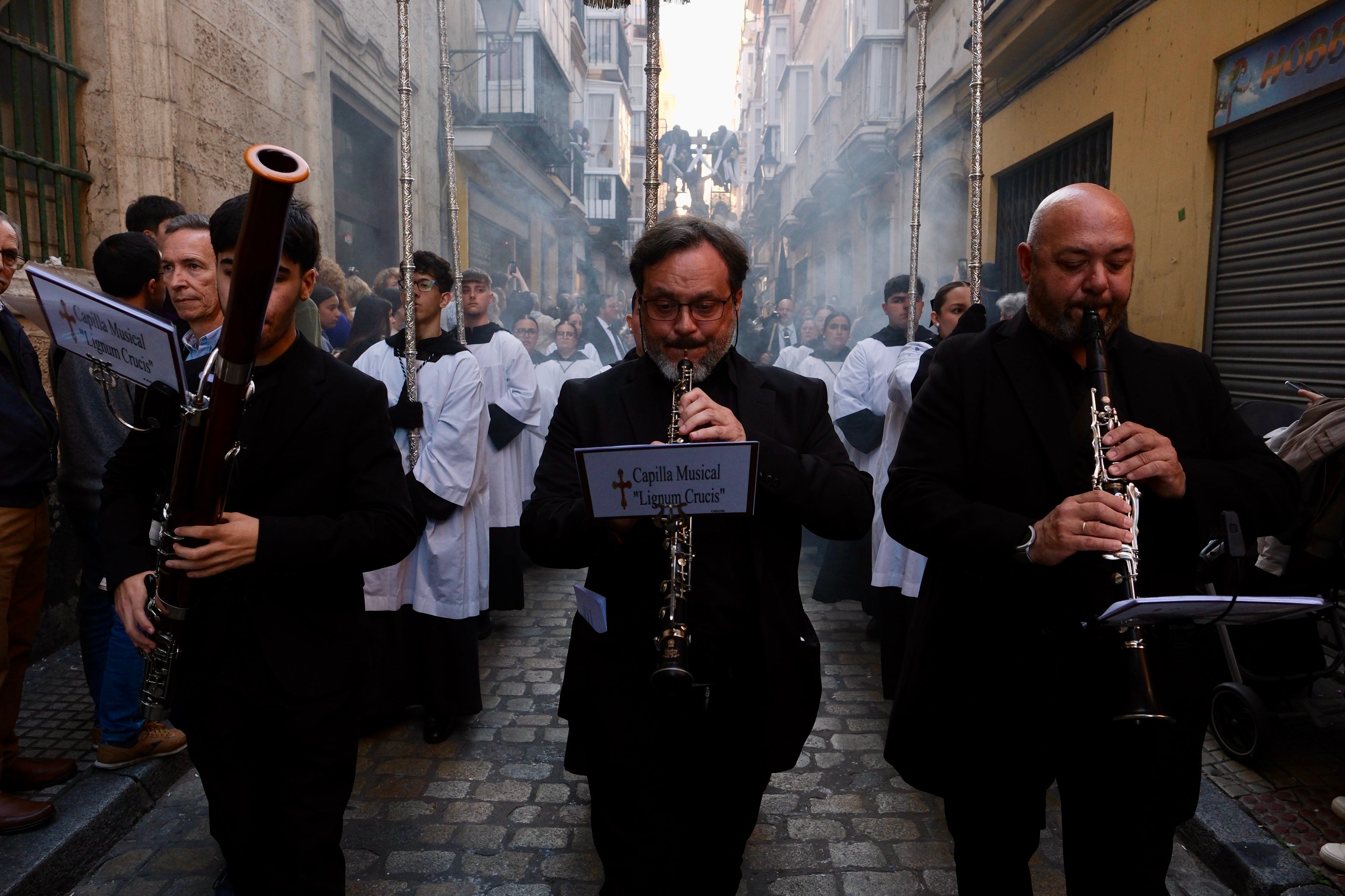 Fotos: Descendimiento el Viernes Santo en la Semana Santa de Cádiz 2025
