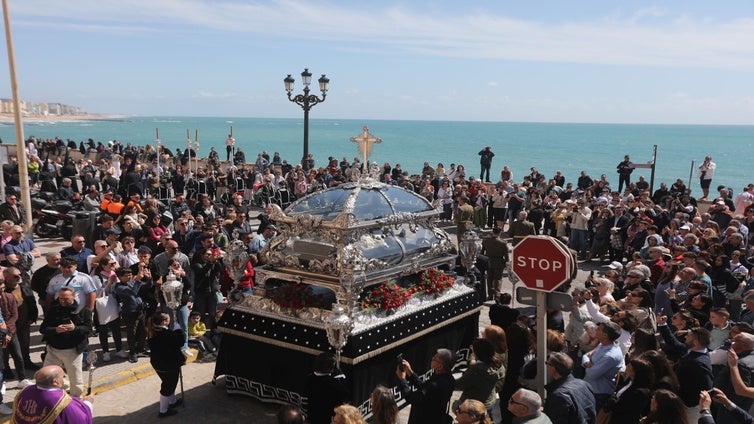 Solemnidad en un Sábado Santo en Cádiz de Soledad y Santo Entierro