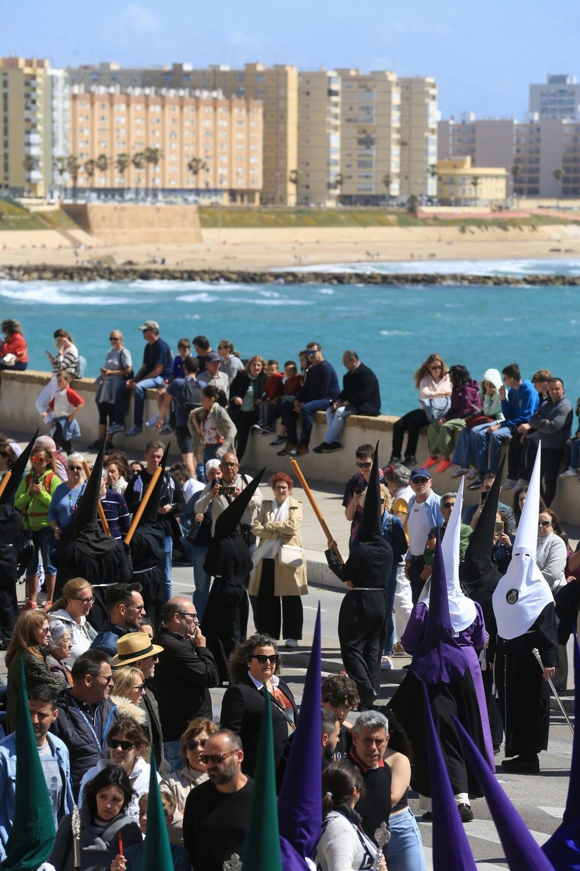 Fotos: El Santo Entierro en el Sábado Santo de Cádiz 2025