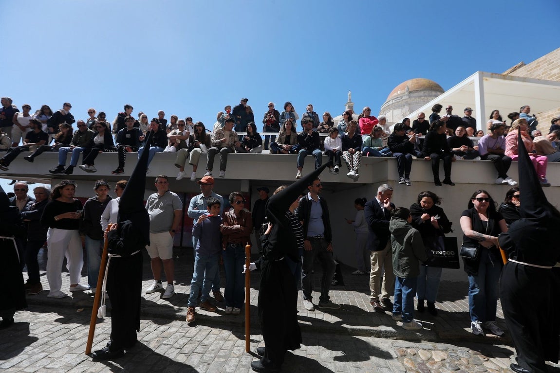 Fotos: El Santo Entierro en el Sábado Santo de Cádiz 2025