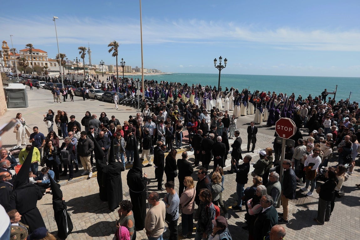 Fotos: El Santo Entierro en el Sábado Santo de Cádiz 2025