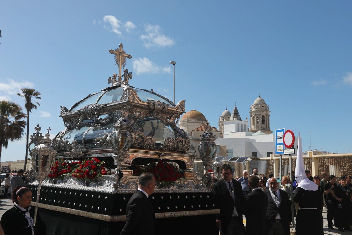 Fotos: El Santo Entierro en el Sábado Santo de Cádiz 2025