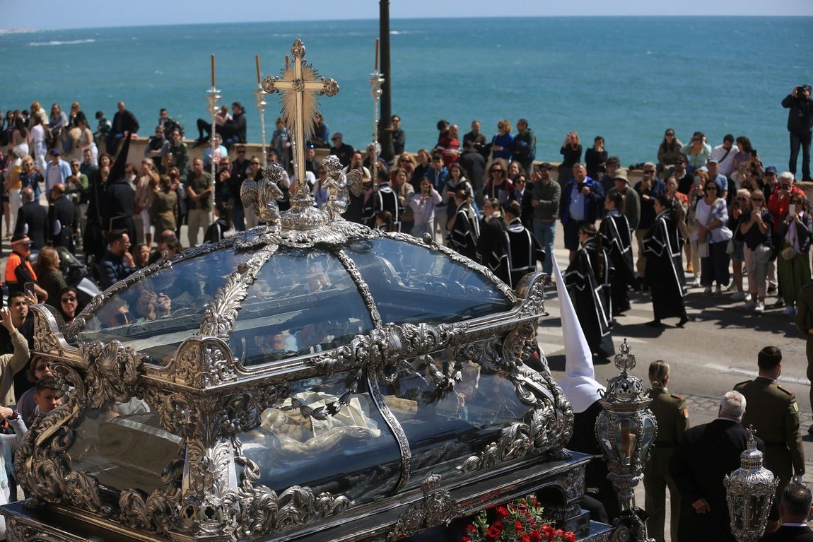Fotos: El Santo Entierro en el Sábado Santo de Cádiz 2025
