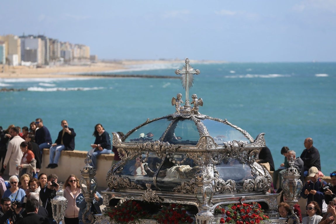 Fotos: El Santo Entierro en el Sábado Santo de Cádiz 2025