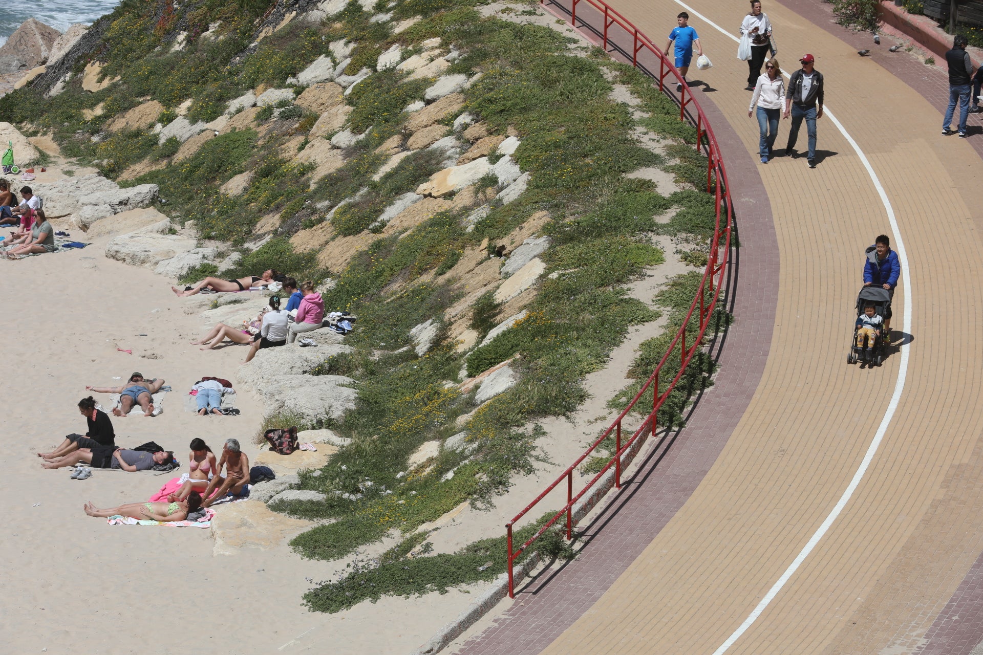 Cádiz despide la Semana Santa entre chapuzones y paseos por la playa