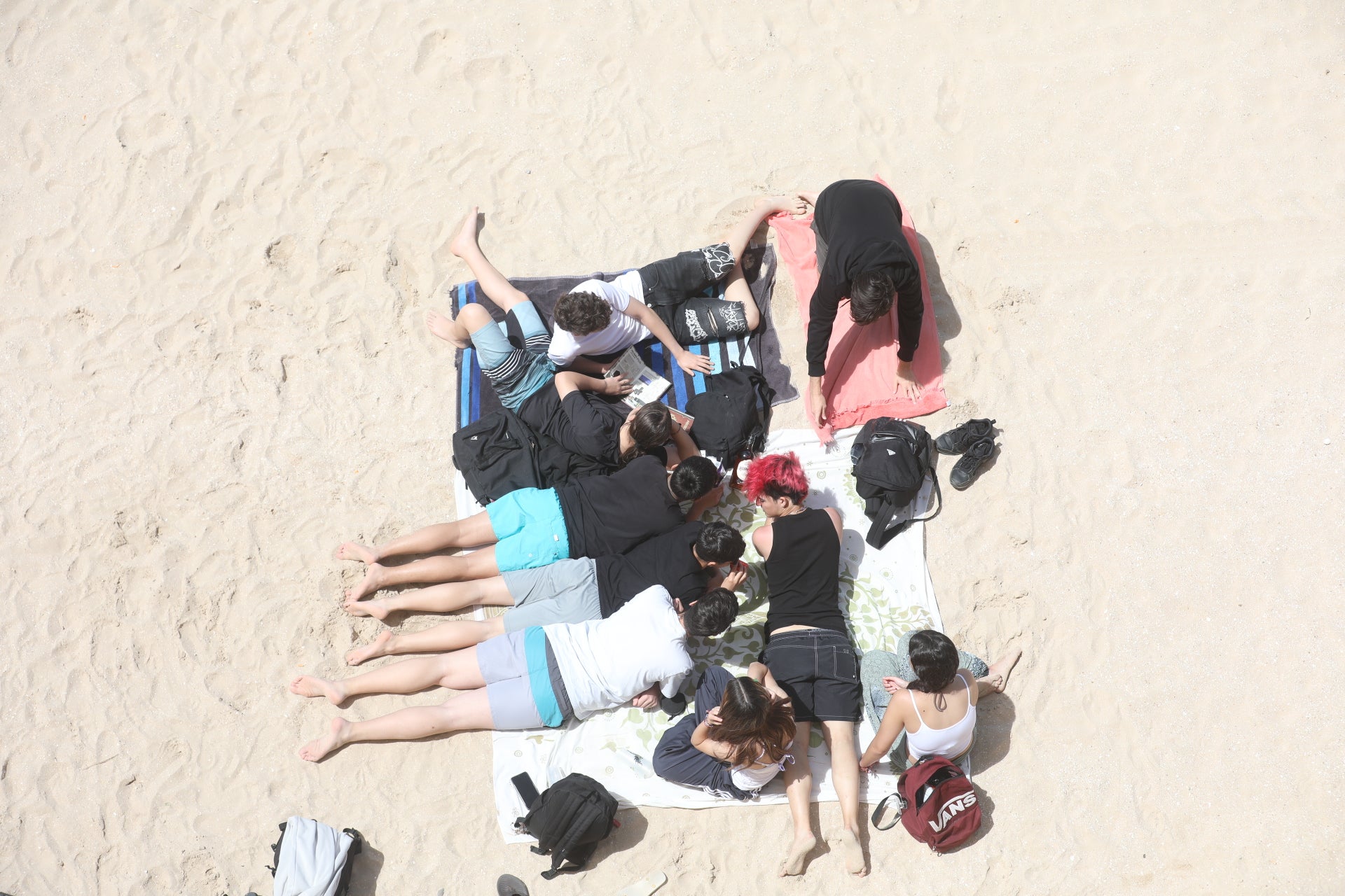 Cádiz despide la Semana Santa entre chapuzones y paseos por la playa