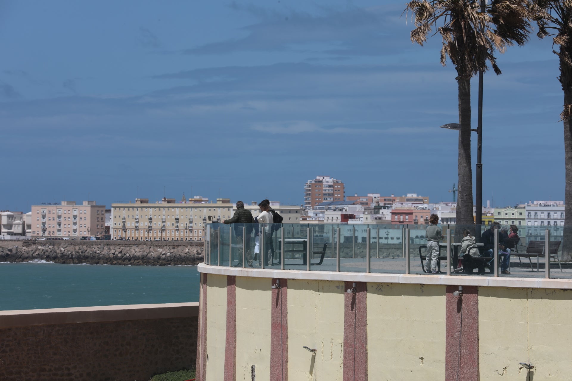 Cádiz despide la Semana Santa entre chapuzones y paseos por la playa