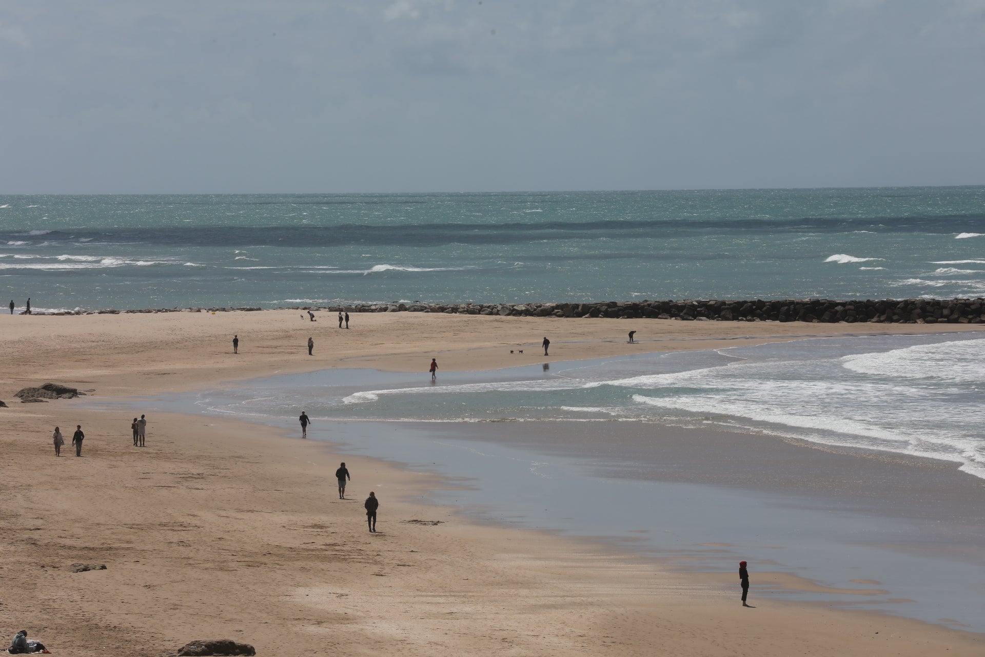Cádiz despide la Semana Santa entre chapuzones y paseos por la playa
