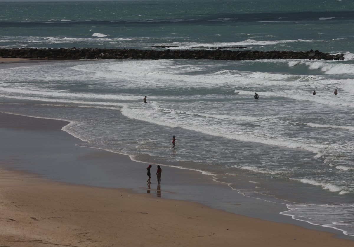 Cádiz despide la Semana Santa entre chapuzones y paseos por la playa