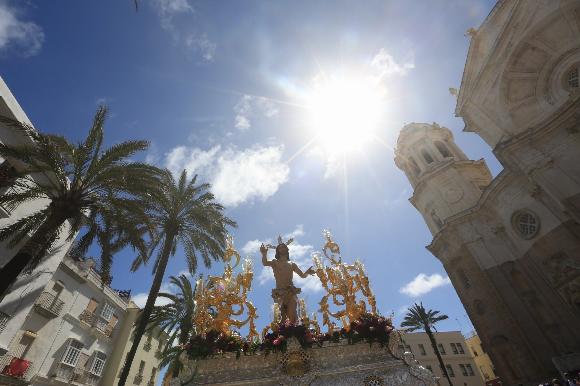 Fotos: El Resucitado procesiona por las calles de Cádiz