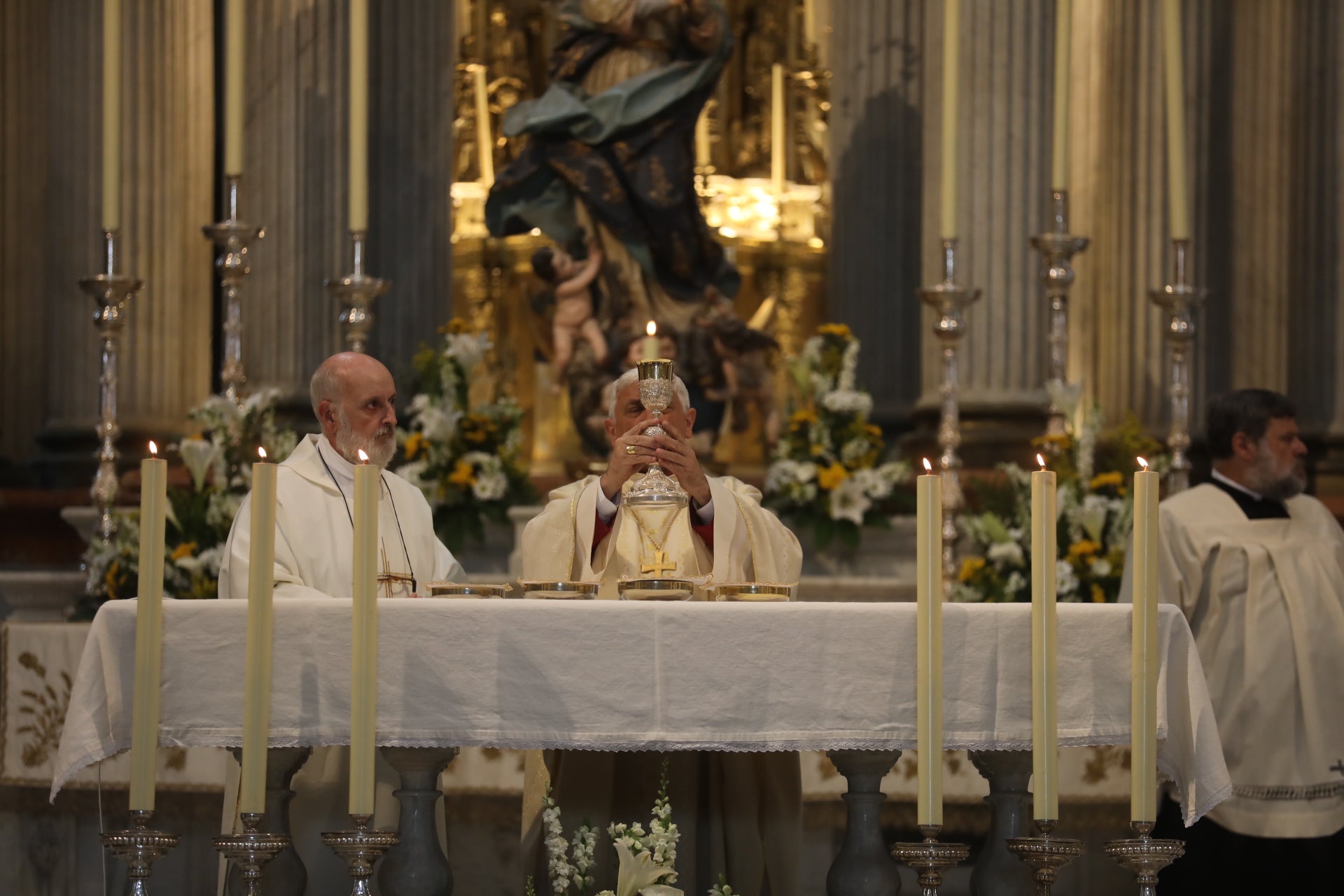 Fotos: El Resucitado procesiona por las calles de Cádiz