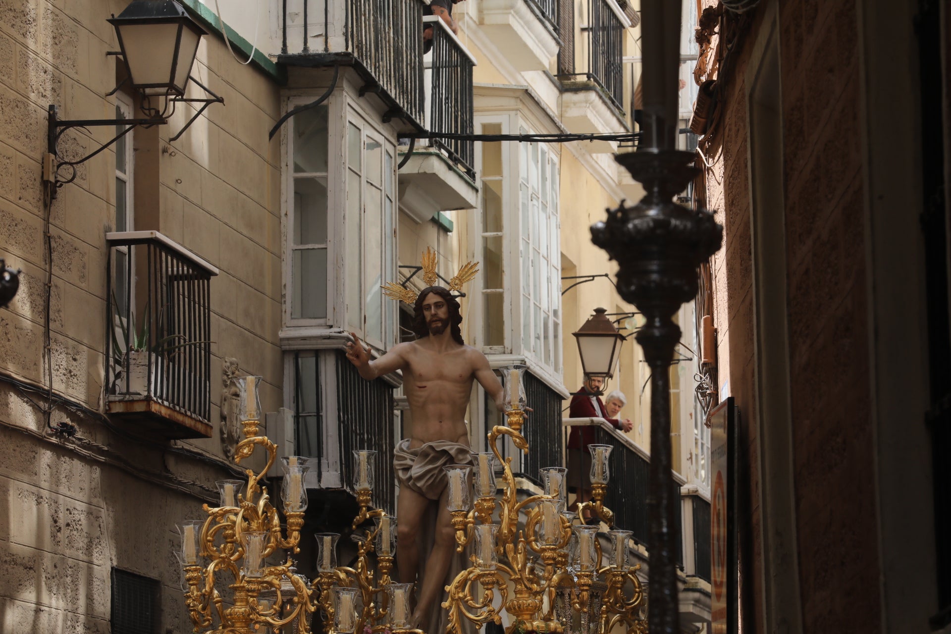 Fotos: El Resucitado procesiona por las calles de Cádiz