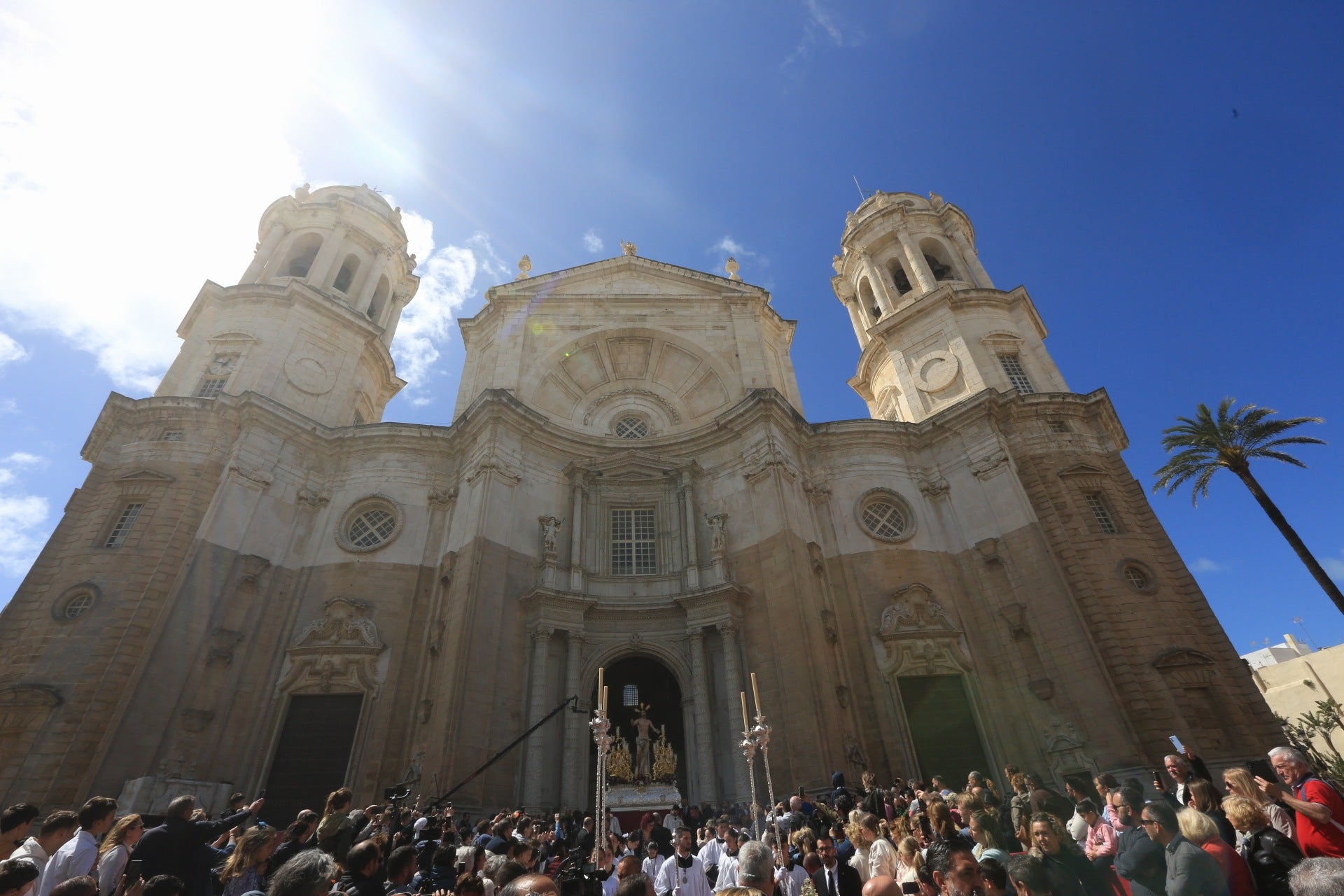 Fotos: El Resucitado procesiona por las calles de Cádiz
