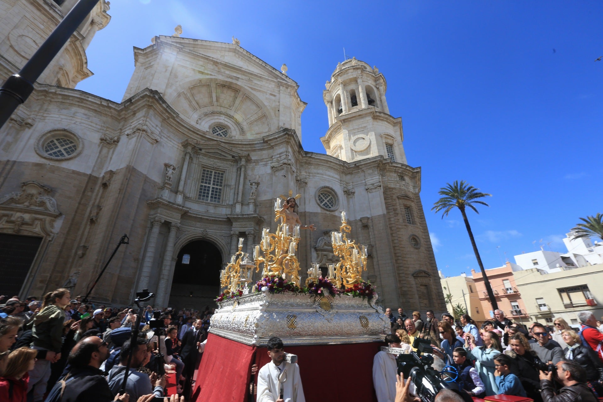 Fotos: El Resucitado procesiona por las calles de Cádiz