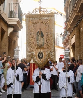 Imagen secundaria 2 - Momento del traslado delas imágenes de la patrona y del Niño jesús a la Catedral