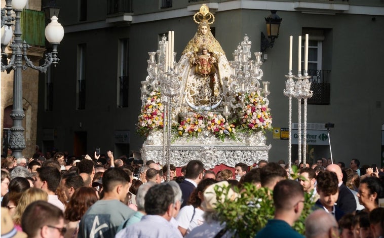 Imagen principal - Momento del traslado delas imágenes de la patrona y del Niño jesús a la Catedral