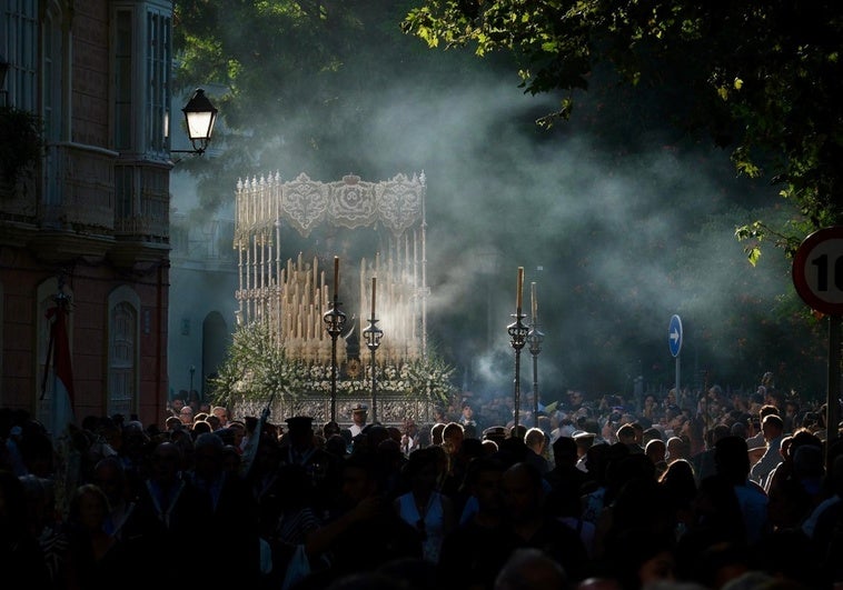 Cádiz se entrega a la Virgen del Carmen