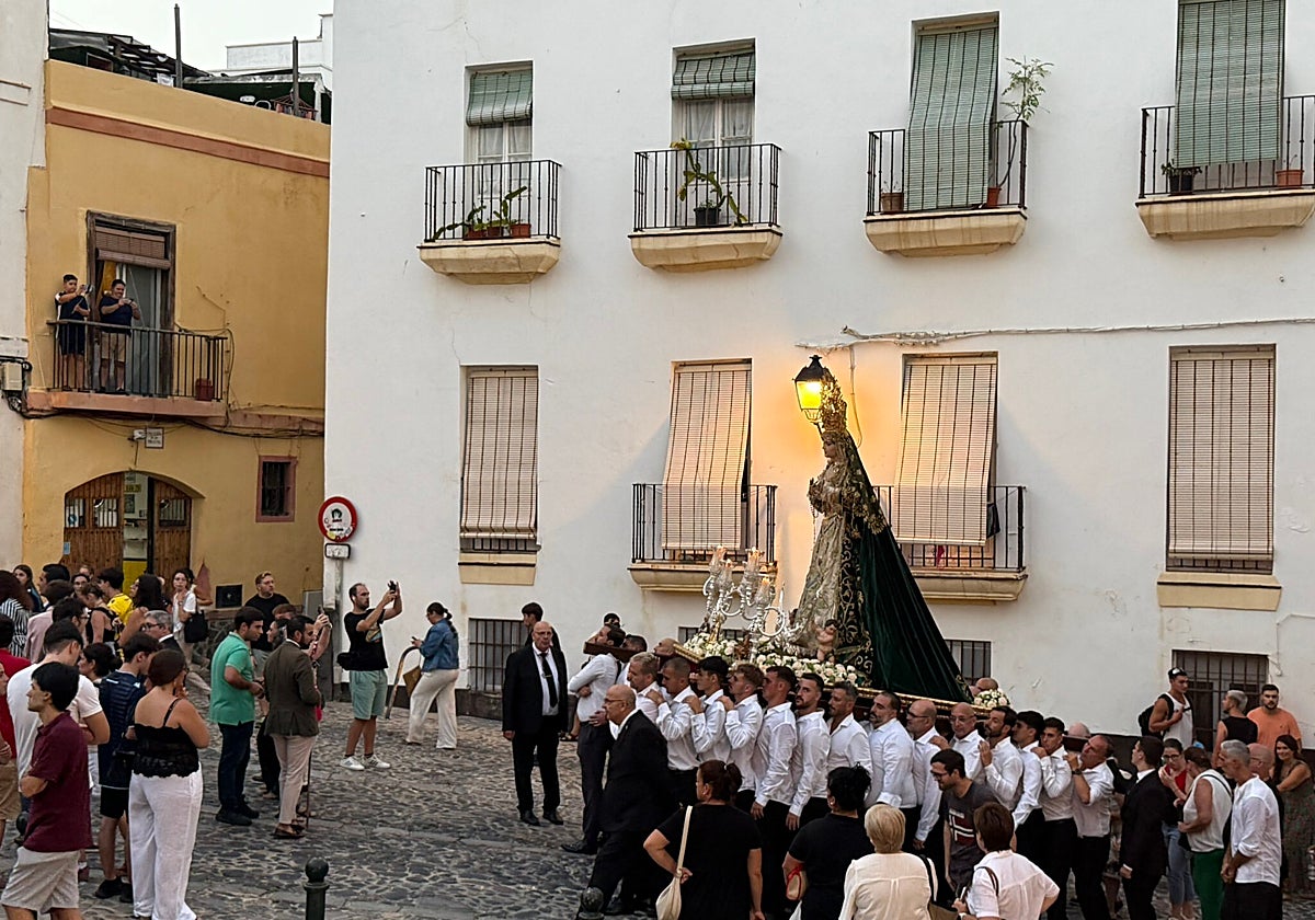 Virgen de la Esperanza subiendo a Santa Cruz