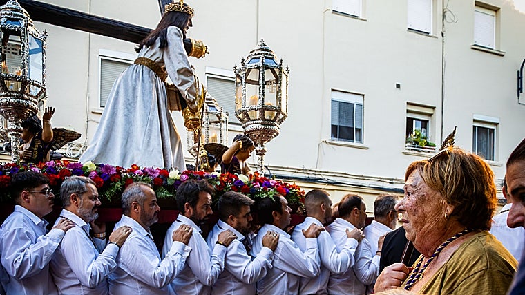 Trinidad Moreno emocionada ante su Nazareno