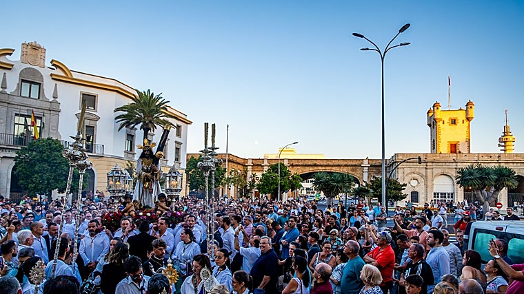 EL Nazareno tras pasar por las Puertas de Tierra