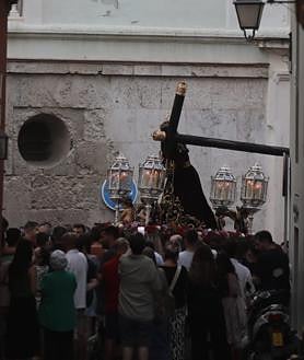 Imagen secundaria 2 - Y Cádiz se rindió a la esperanza de Jesús Nazareno