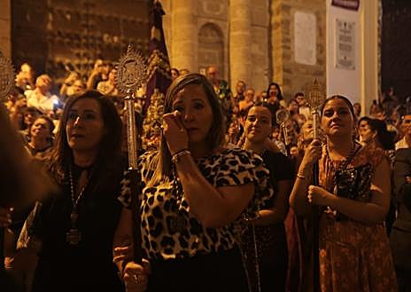 Imagen secundaria 1 - Y Cádiz se rindió a la esperanza de Jesús Nazareno