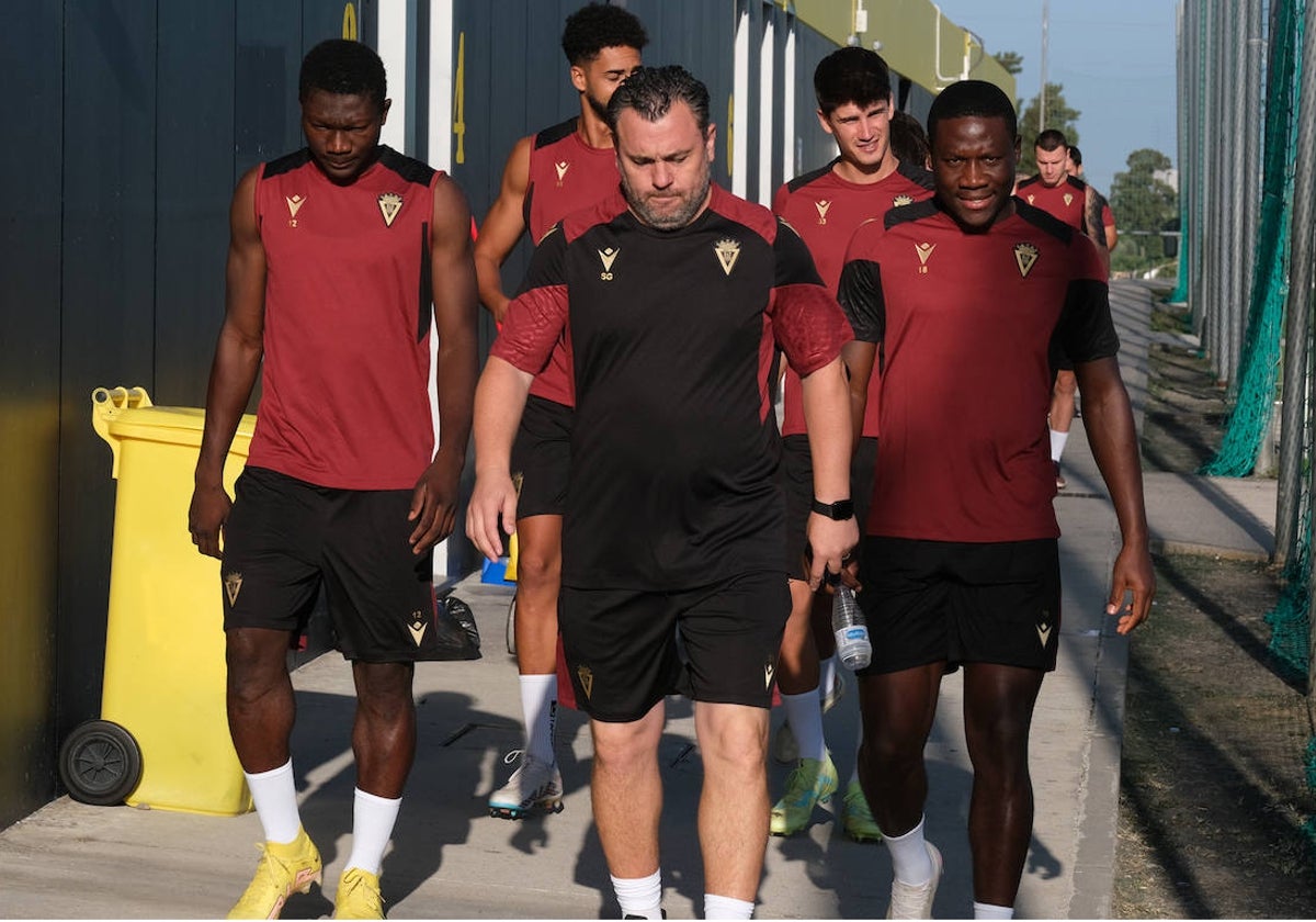 Sergio González, a su llegada al entrenamiento, seguido de los jugadores del Cádiz CF.