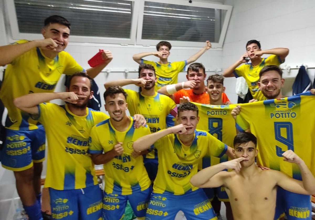 Los jugadores del Virgili celebran la victoria