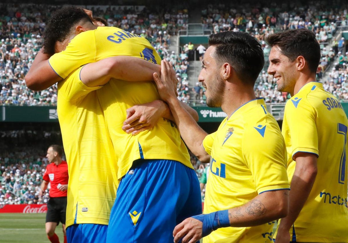 Los jugadores del Cádiz celebran un gol en el Villamarín