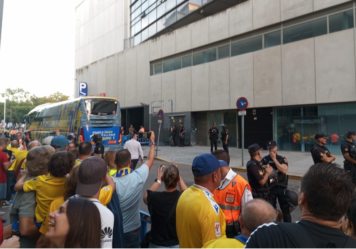 Aficionados del Cádiz reciben el autobús del equipo