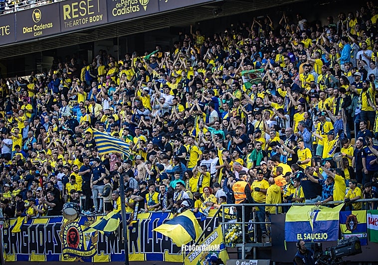 Afición del Cádiz en Carranza