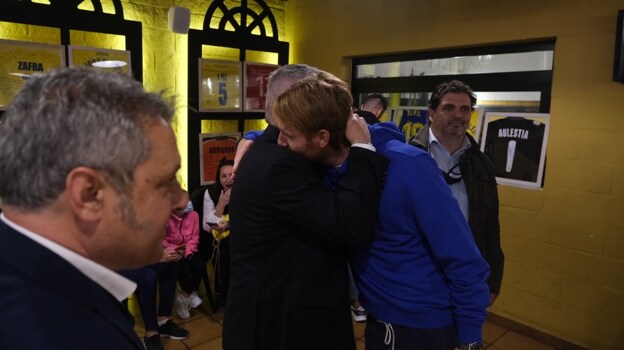 Álex se funde en un abrazo con Manuel Vizcaíno, presidente del Cádiz CF, antes de su última renovación.