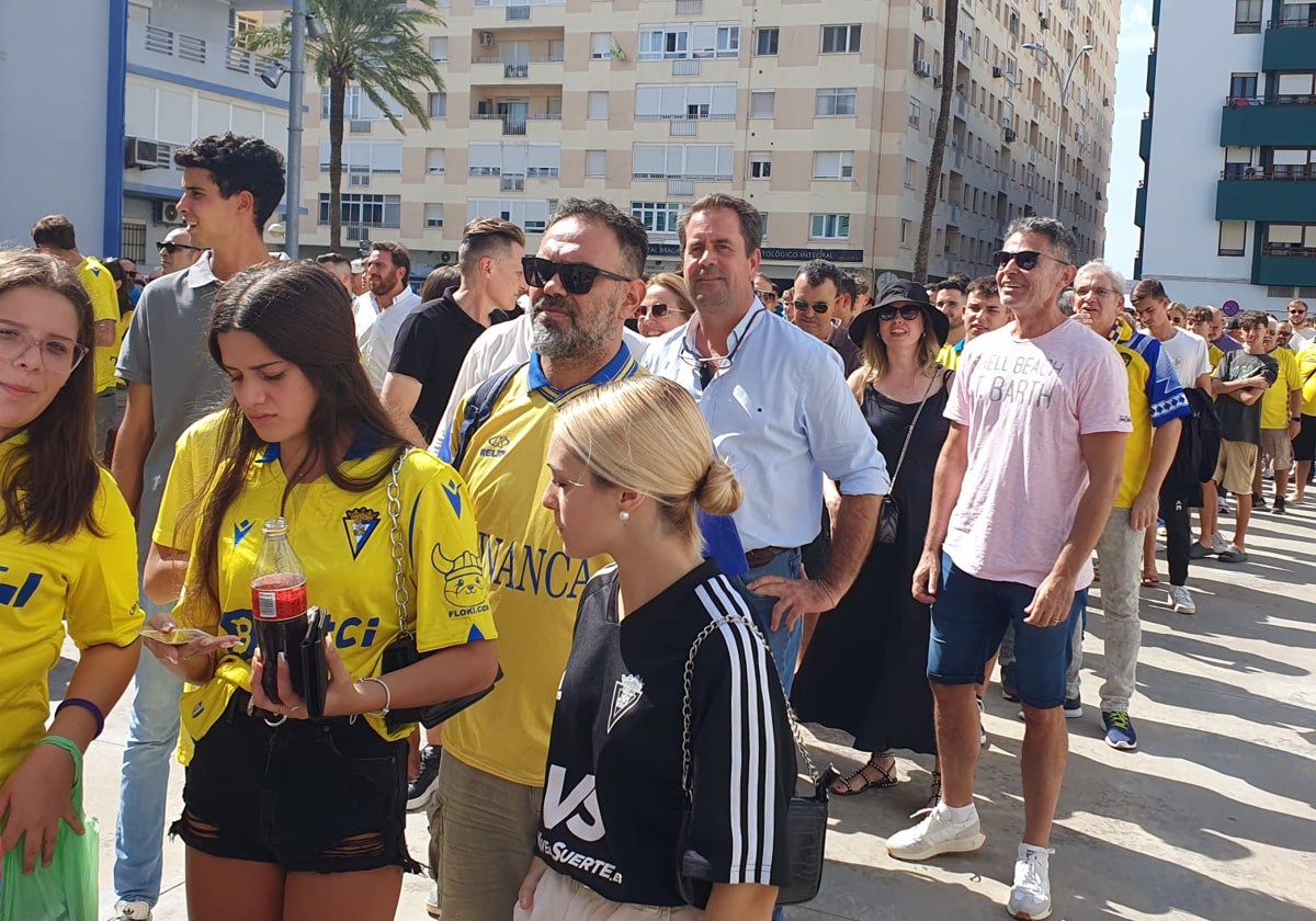 Los aficionados del Cádiz experimentaron fuertes dificultades para acceder al estadio