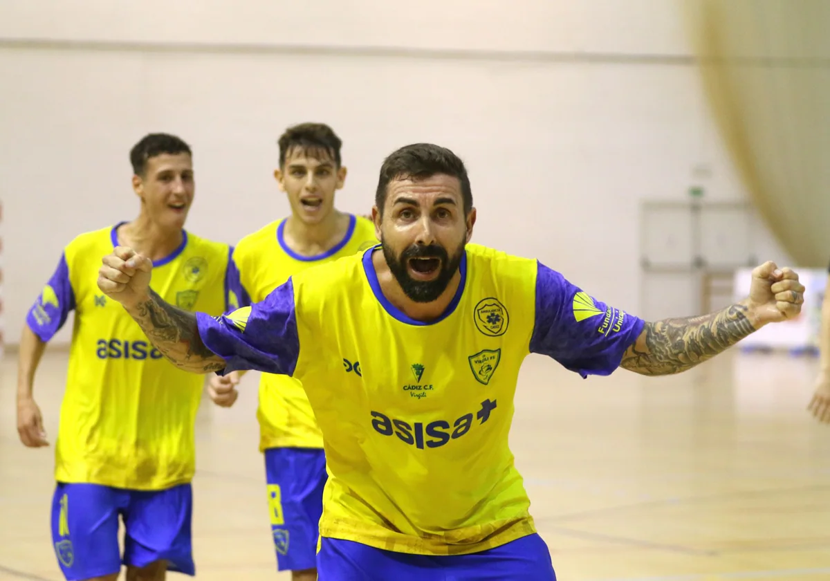 Saúl Olmo celebra uno de los tantos panaderos en la victoria ante el Puntarrón Futsal
