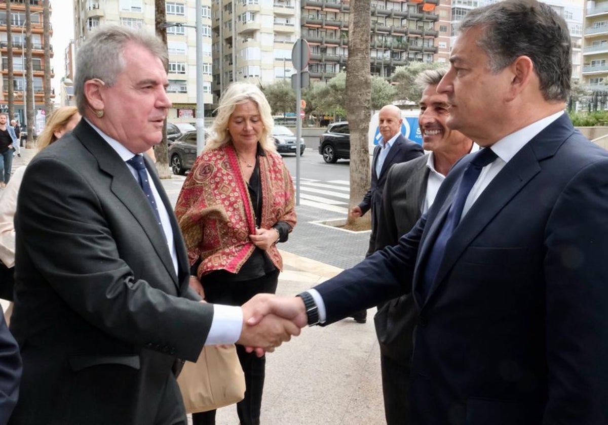 Manuel Vizcaíno saluda a Antonio Sanz antes del acto.