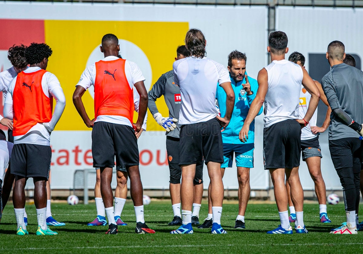 Rubén Baraja ofrece indicaciones durante una sesión de entrenamiento