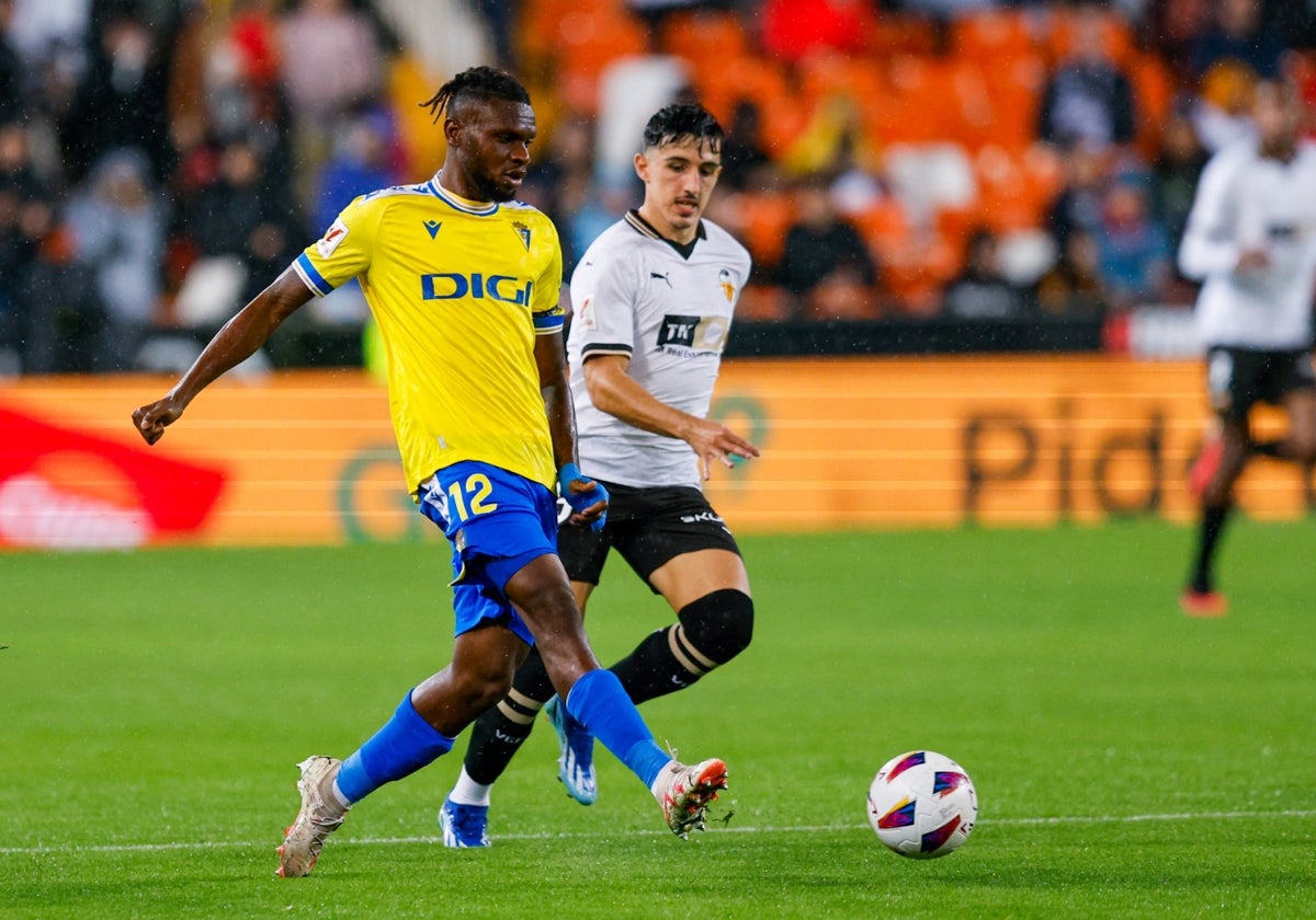 El centrocampista Rominigue Kouamé fue titular en Mestalla.