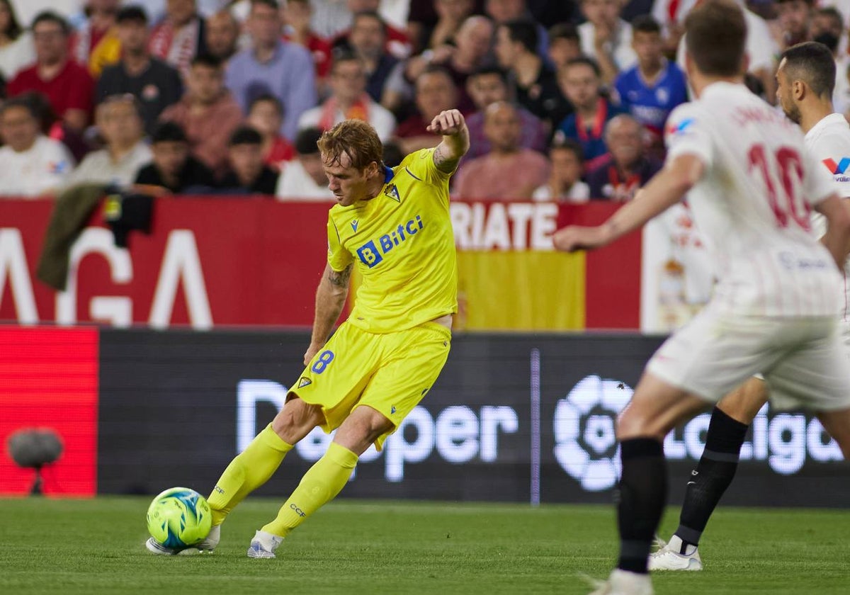 Álex Fernández lanza una falta durante un Cádiz - Sevilla