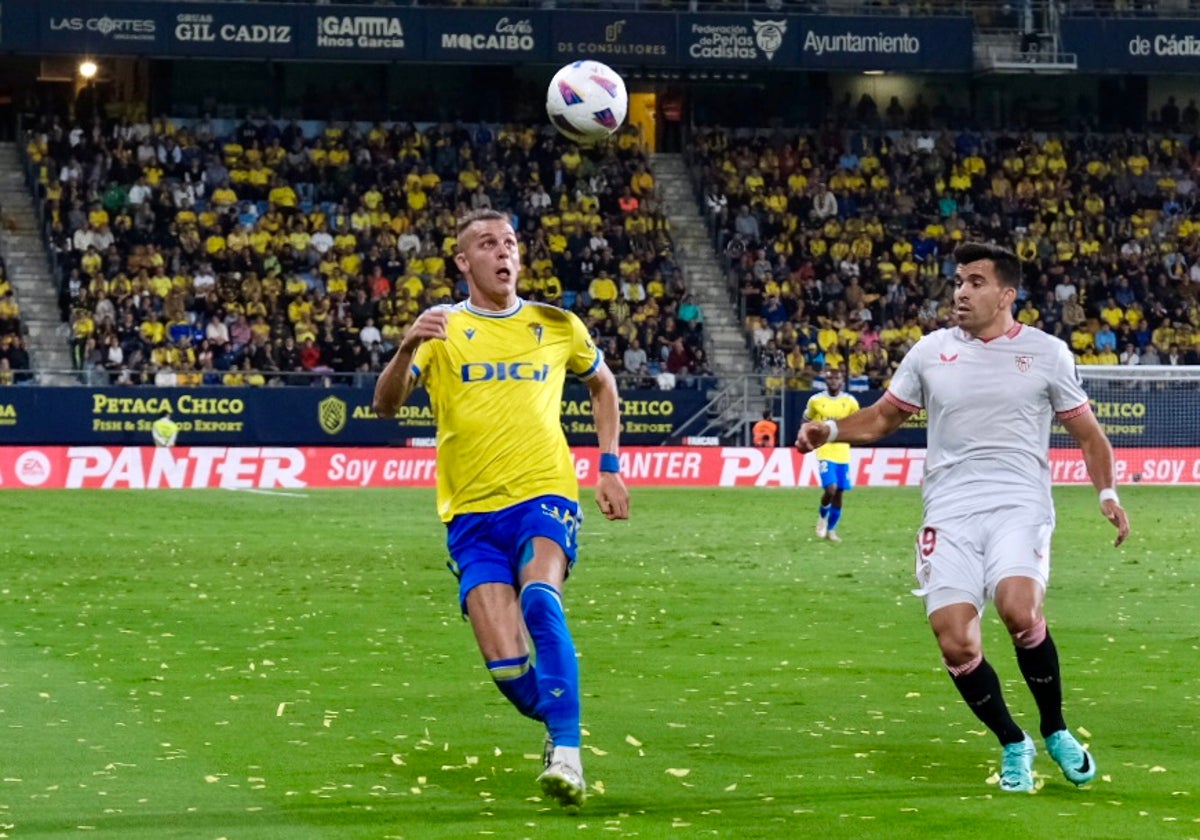 Alejo controla un balón ante Acuña.