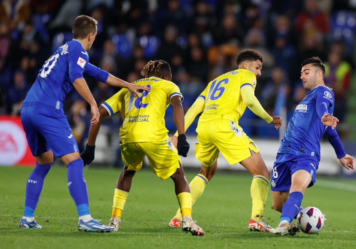 Kouamé y Chris Ramos fueron de los pocos jugadores del Cádiz CF que se salvaron de la quema.