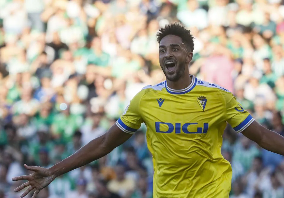 Chris Ramos celebra un gol con el Cádiz