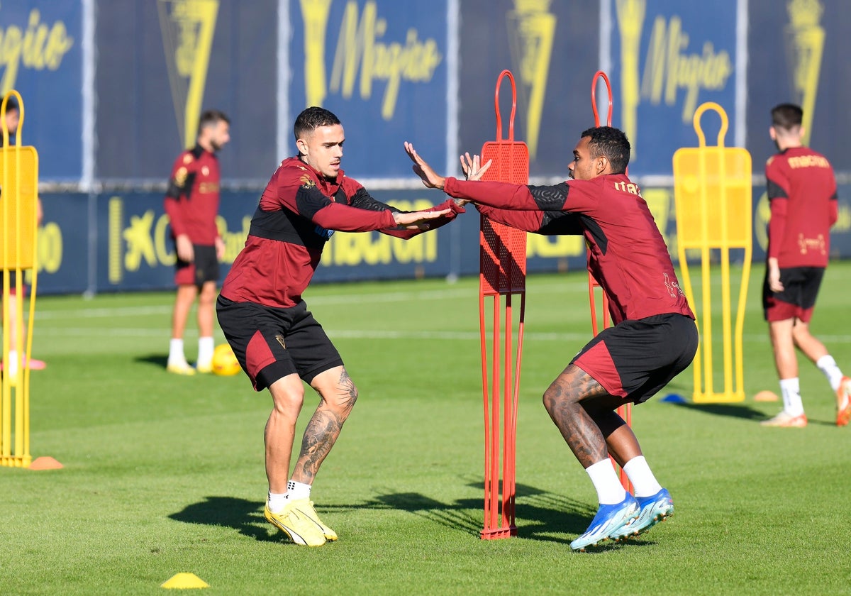 Roger Martí y Lucas Pires, durante un ejercicio físico en un entrenamiento de esta semana del conjunto cadista..