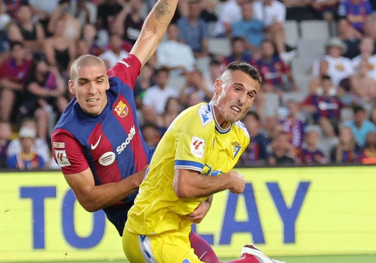 Fede San Emeterio junto a Oriol Romeu durante el Barça - Cádiz.