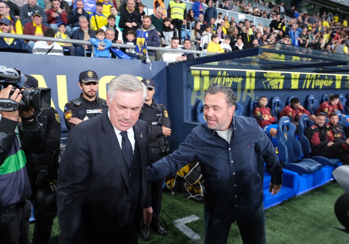 Sergio saluda a Ancelotti antes del partido