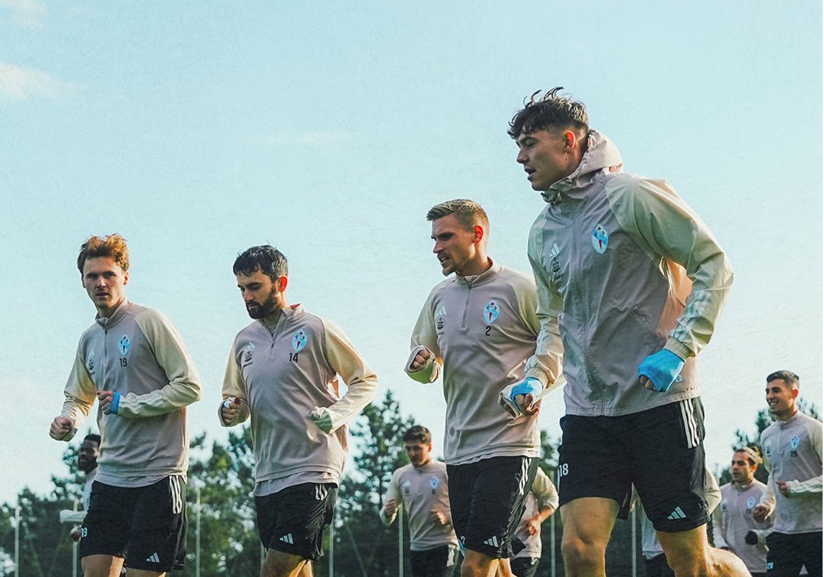 Jugadores del Celta calientan durante una sesión de entrenamiento