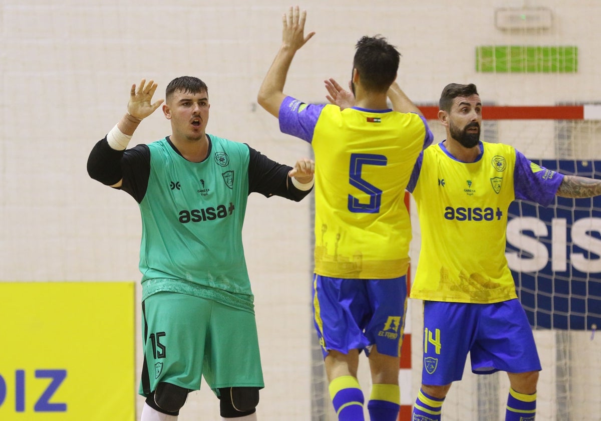 Los jugadores del Virgili celebran unos de los tantos