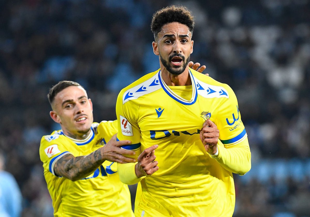 Chris Ramos celebra su gol en Balaídos junto a Roger Martí.