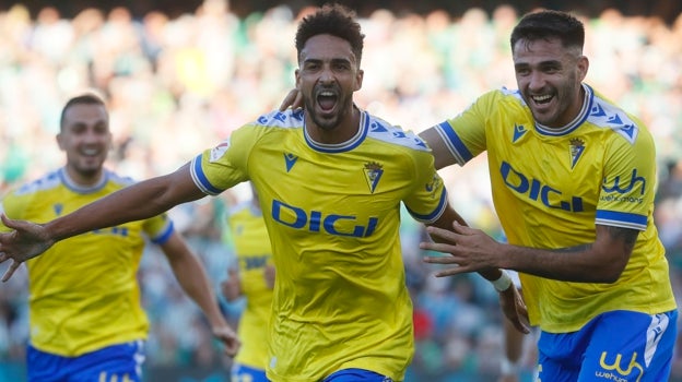 Chris Ramos celebra su gol al Real Betis en LaLiga.