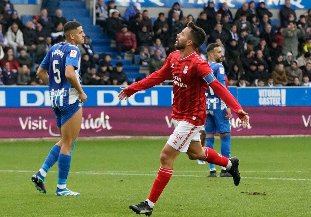 El centrocampista Kirian Rodríguez celebra su gol al Deportivo Alavés en Mendizorroza.