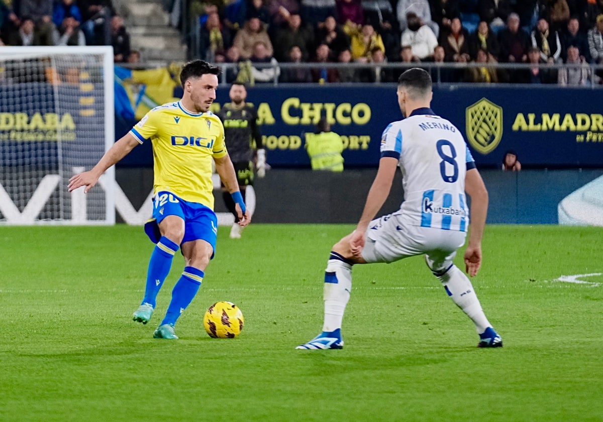 Iza y el Cádiz CF completaron un partido muy serio en defensa ante la Real Sociedad.